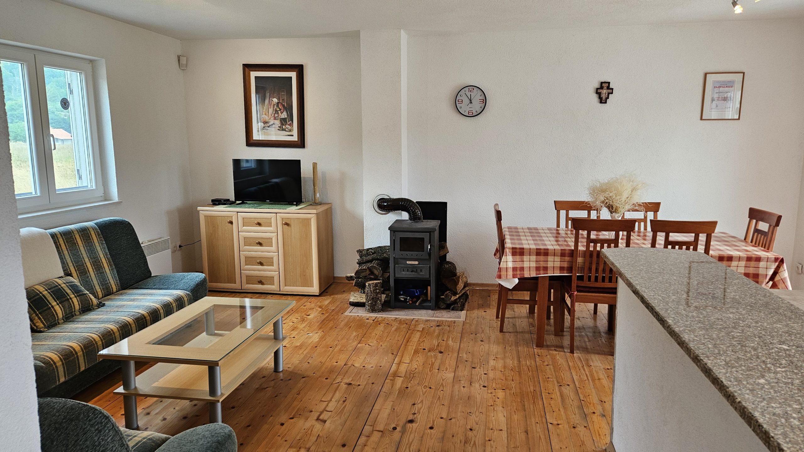 Cottage 14 - Čaprazlije - dnevna soba i blagovaonica - living room with the dining area