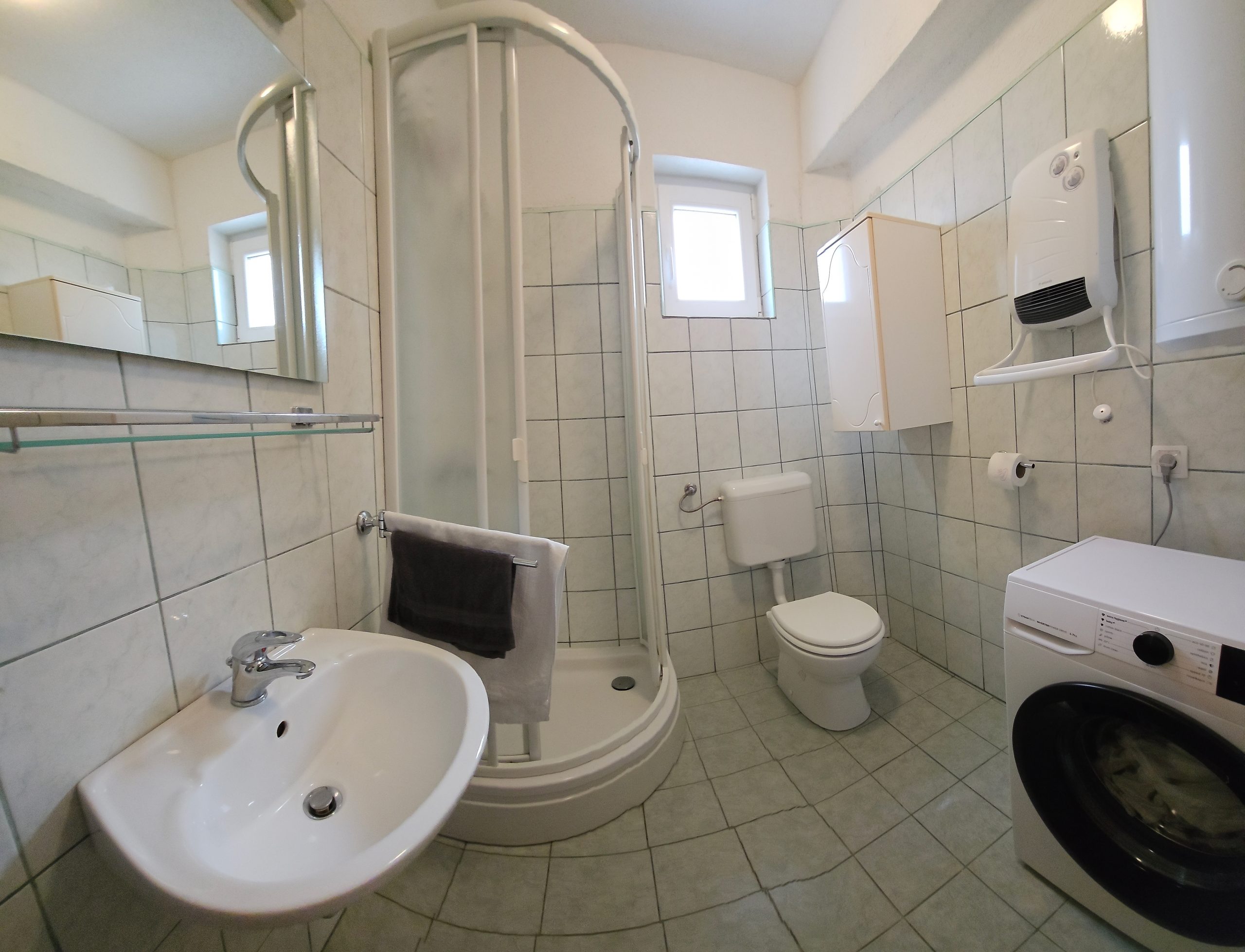 Cottage 14 - Čaprazlije - kupaonica u prizemlju - the bathroom on the ground floor