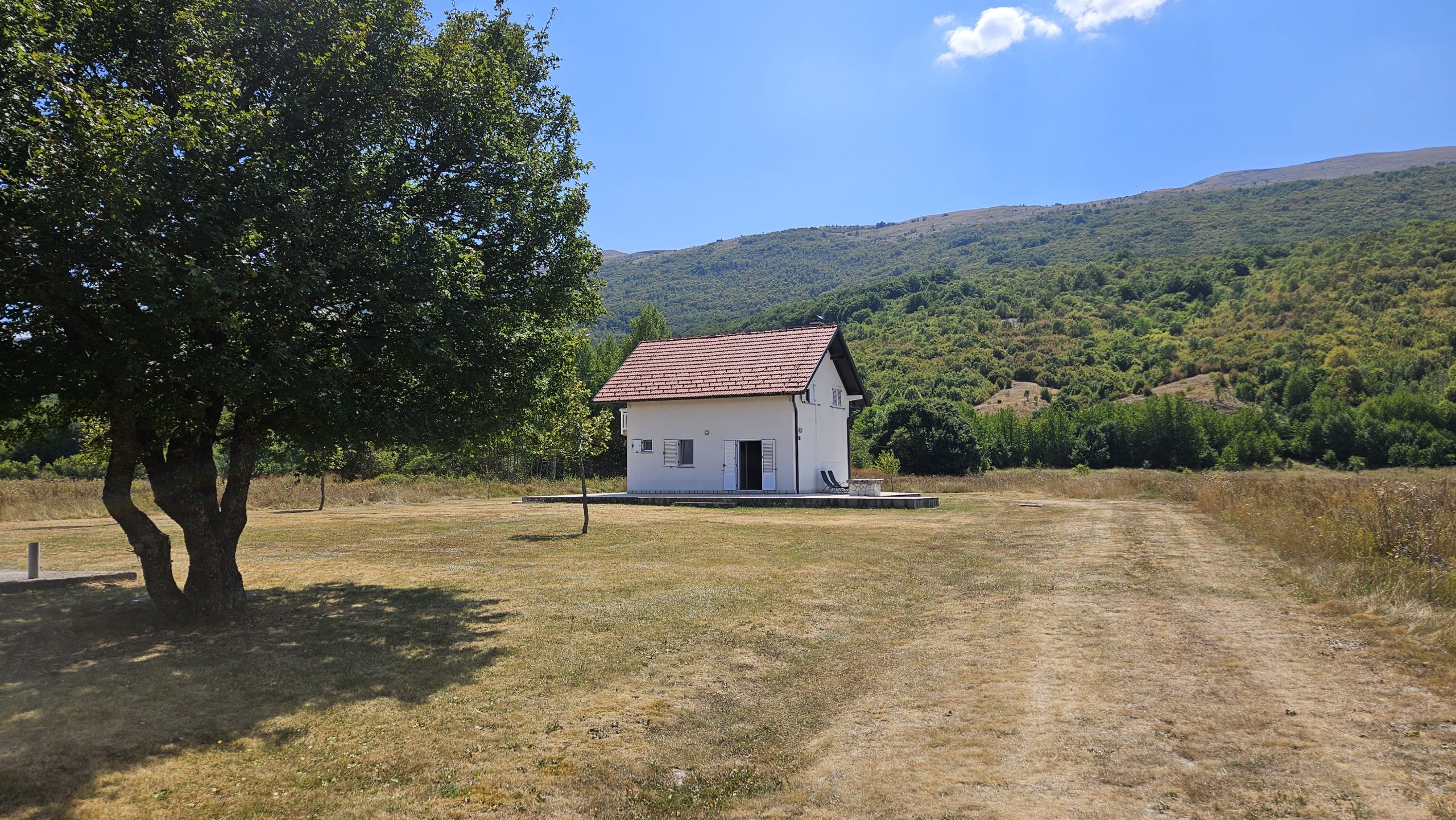Cottage 14 - Čaprazlije - The view of the house from Livanjsko polje towards Dinara - Pogled na kuću iz Livanjskog polja prema Dinari